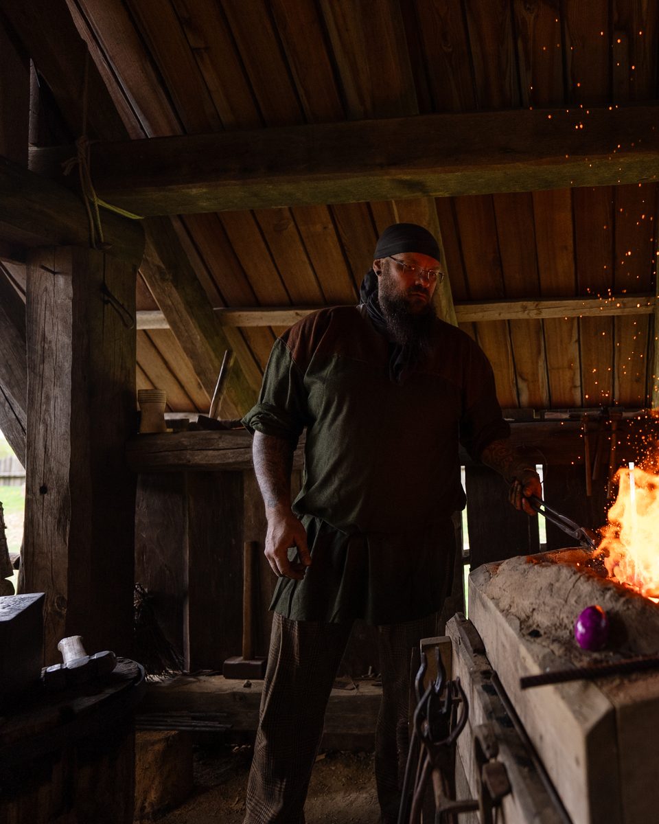 Patrick in der Dorfschmiede im Keltendorf Otzenhausen, Funkenflug an der Esse