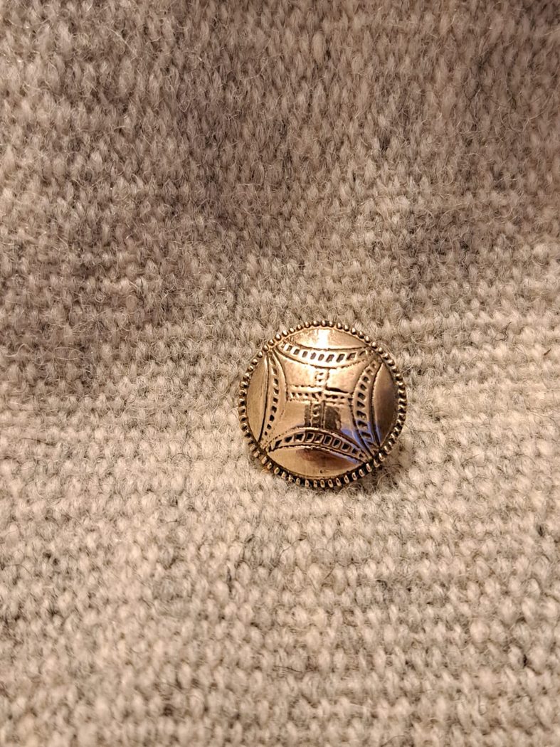 Reitgeschirr-Knopf aus Bronze mit geometrischem Muster