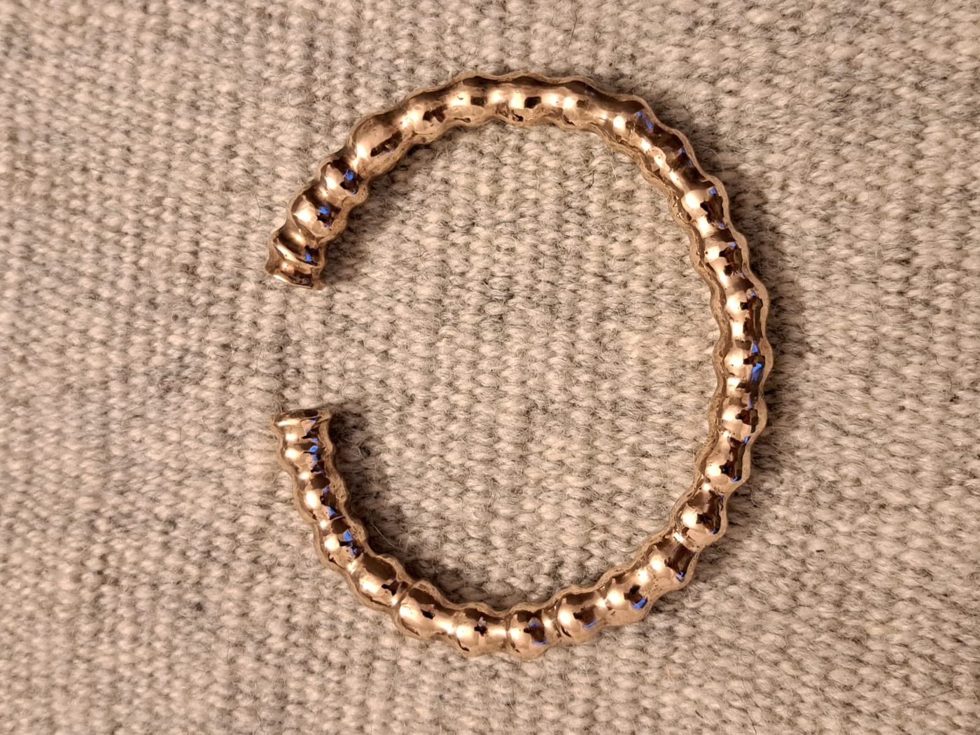 Knubbelarmreif aus Bronze