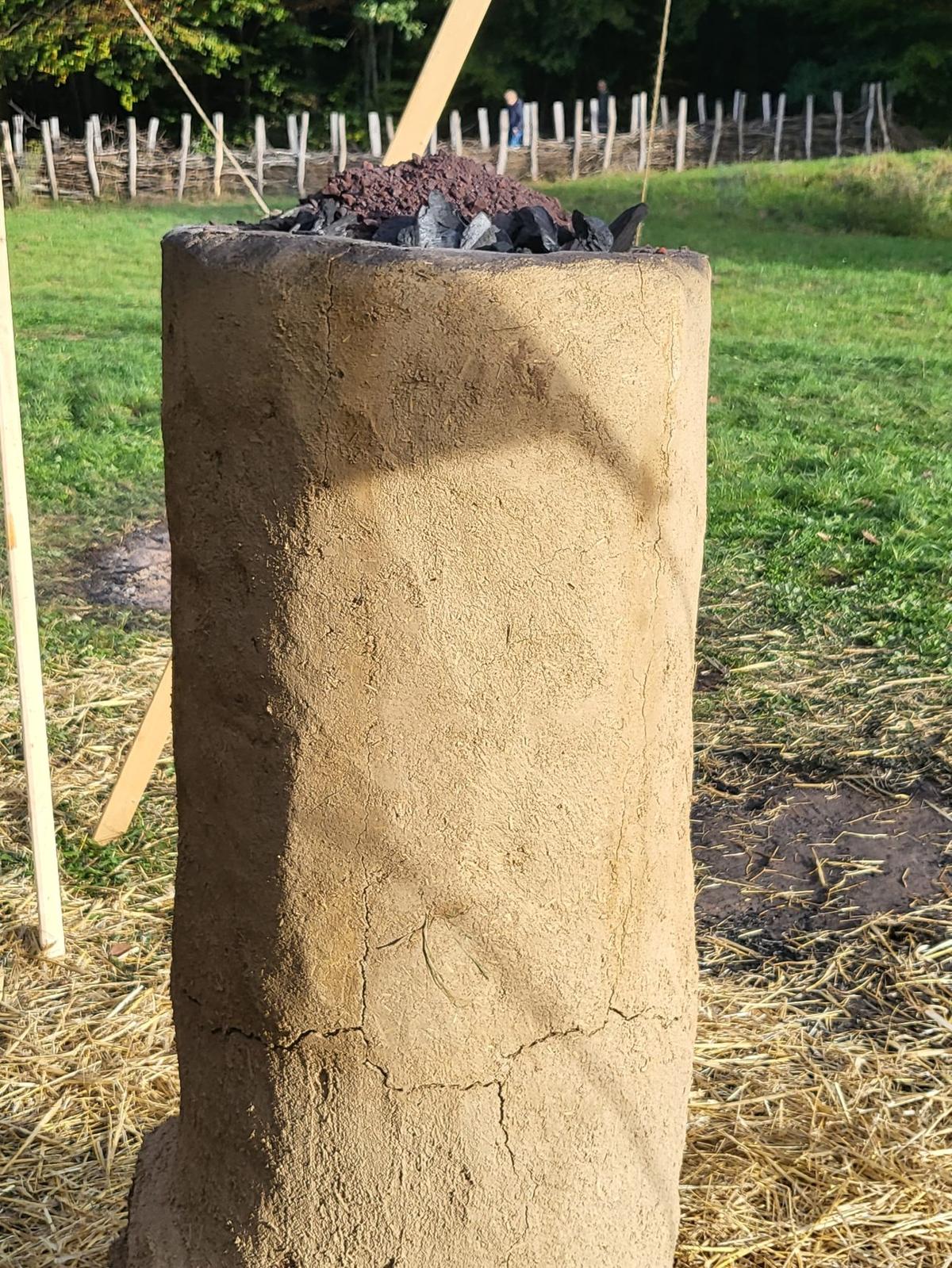 Nachsetzen von Erz und Holzkohle an der Gicht
