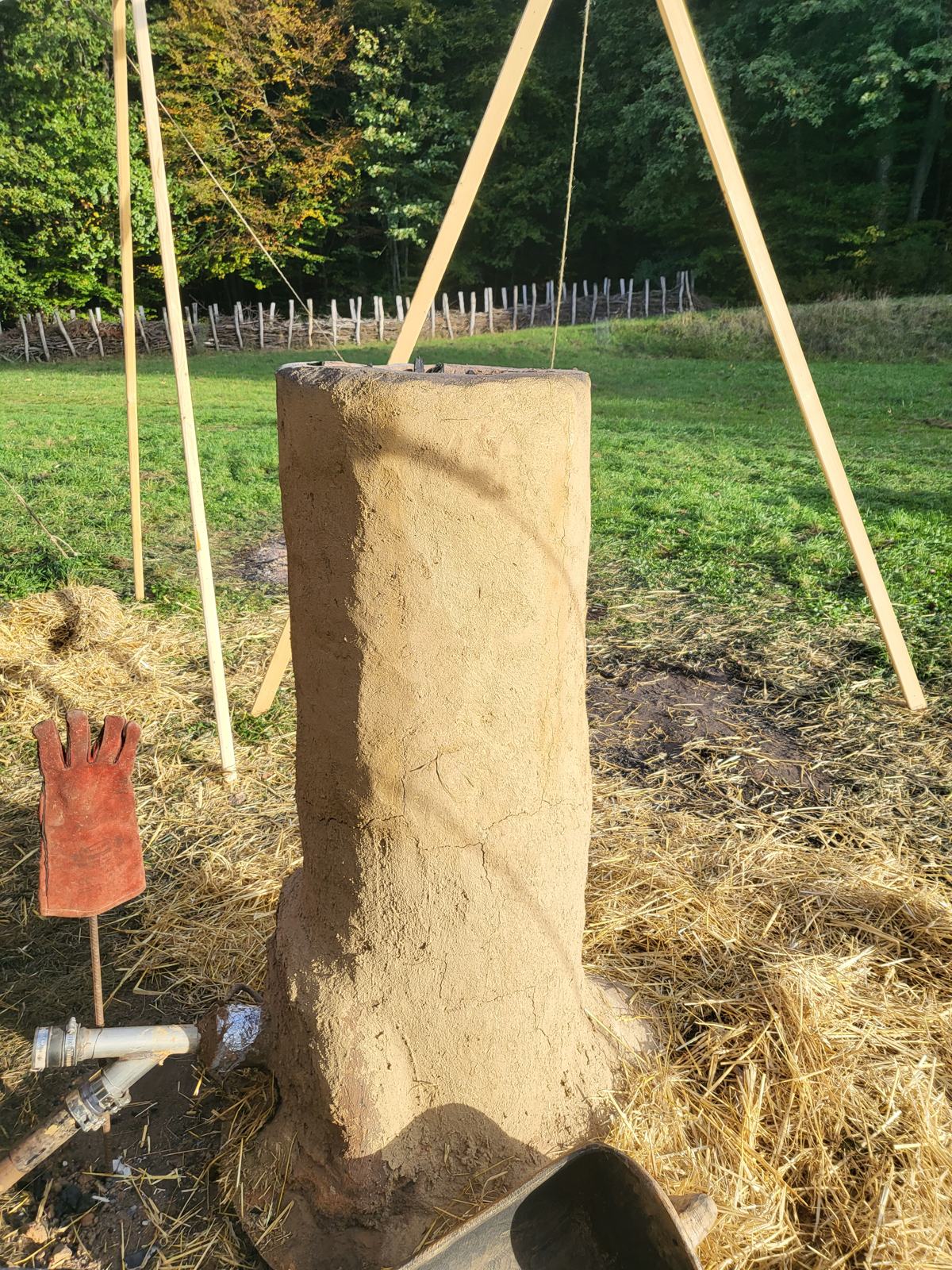 Der fertige Rennofen aus Lehm