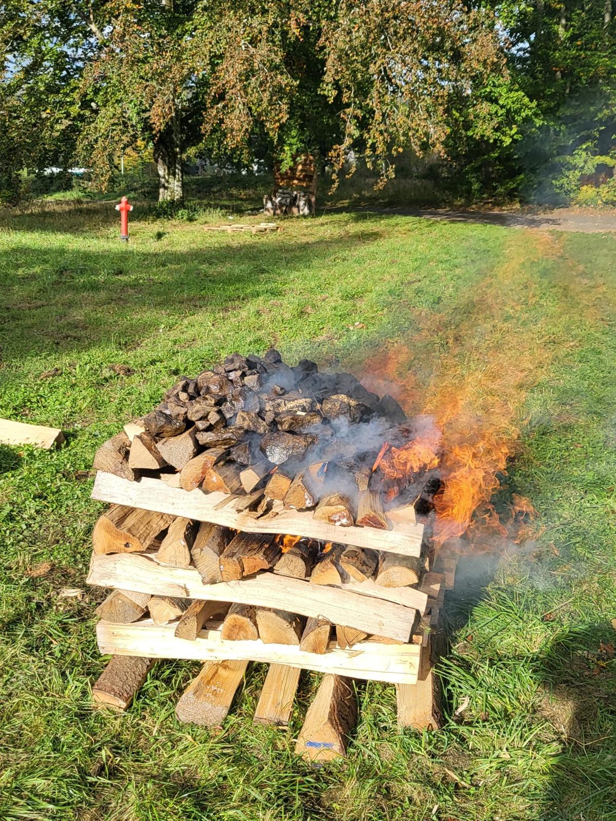 Rösten des Erzes über dem Feuer